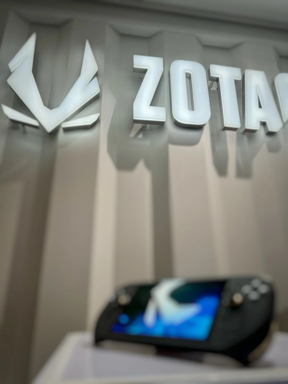 索泰ZOTAC ZONE 索泰首款游戏掌机真机实拍图曝光-绿好游