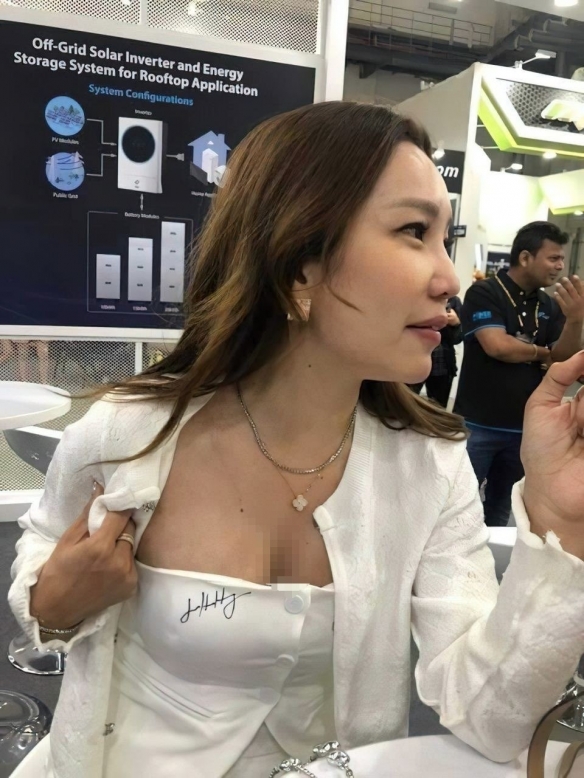 黄仁勋在美女粉丝胸前签名!粉丝称肾上腺素飙升 很满足-绿好游