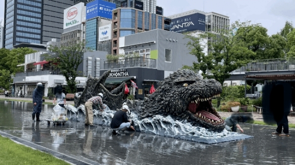 哥总面目狰狞超霸气！名古屋惊现超帅哥斯拉水上雕像-绿好游