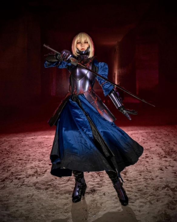 俄妹COS《Fate》Saber 清凉泳装大秀白皙热辣好身材-绿好游