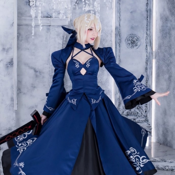 俄妹COS《Fate》Saber 清凉泳装大秀白皙热辣好身材-绿好游