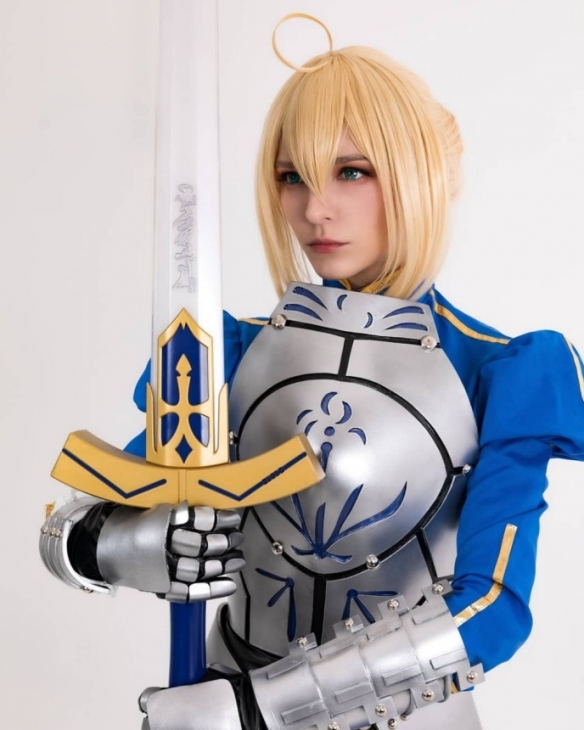 俄妹COS《Fate》Saber 清凉泳装大秀白皙热辣好身材-绿好游